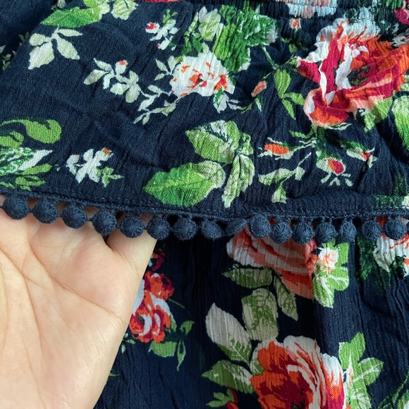 Off-Shoulder Floral Cropped Top - Picture 4 of 6
